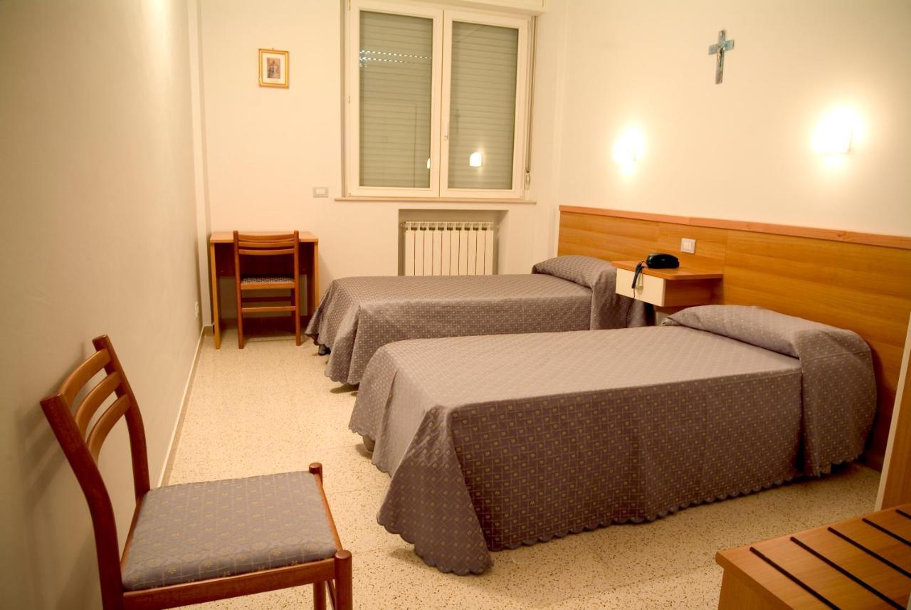 Casa Religiosa Di Ospitalita Nazareno Hotel Spoleto Cameră foto